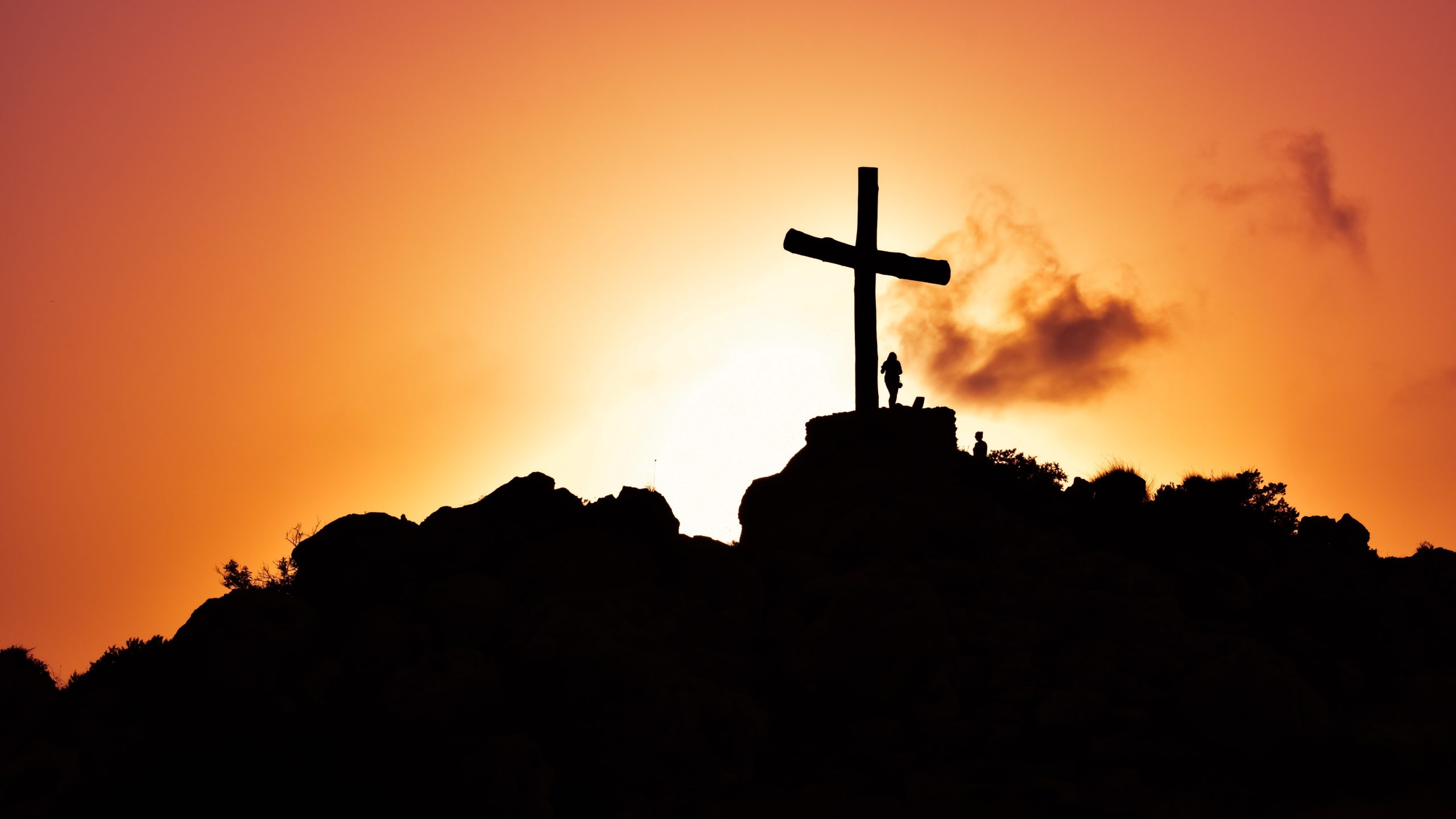 Une montagne avec la croix religieuse